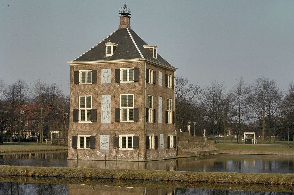 Historisch buitenhuis Hofwijck in Voorburg dat zich weerspiegelt in de vijver eromheen